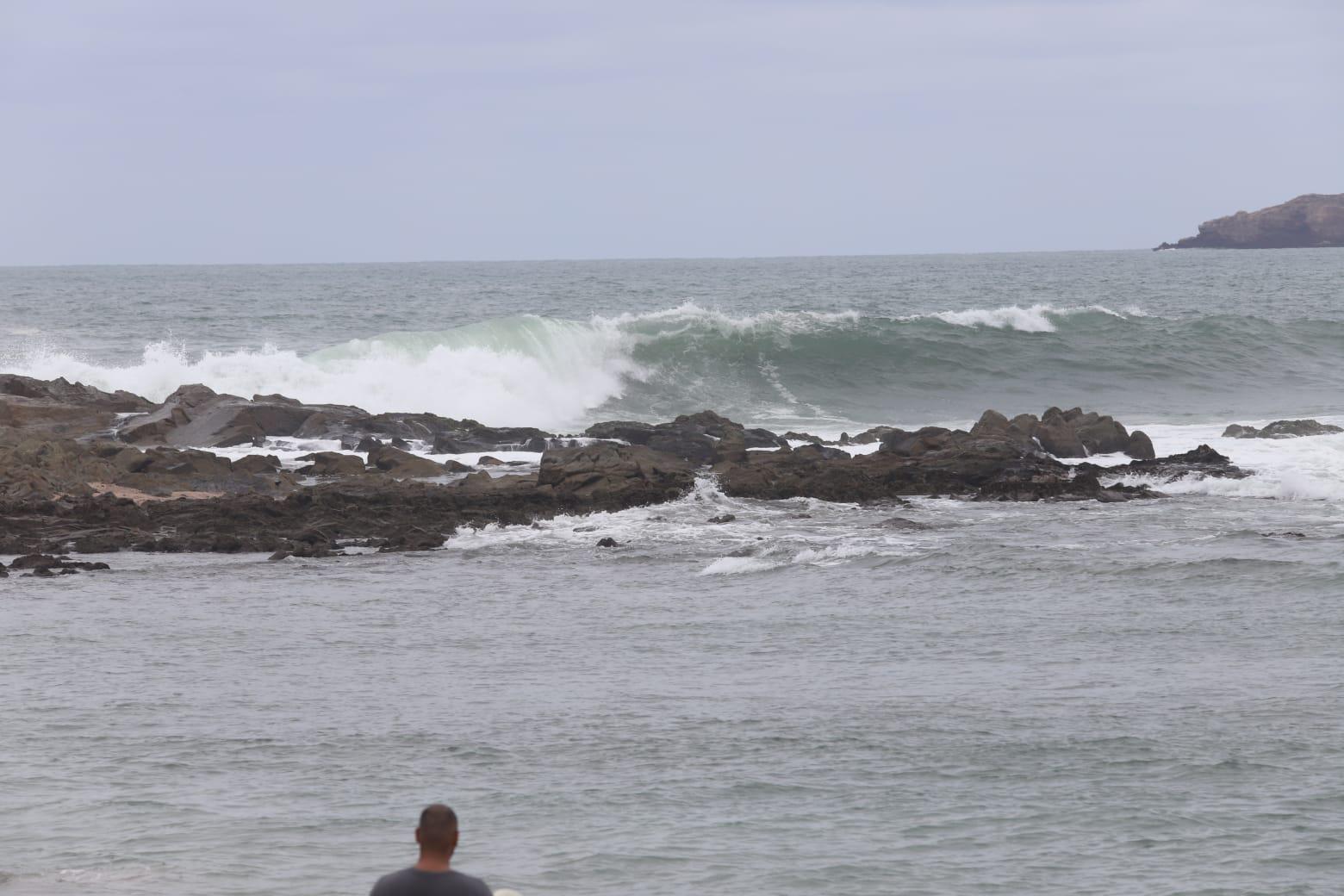 $!Con una semana de fuerte oleaje se mantiene el mar de fondo en Mazatlán provocando residuos y riesgos en la costa