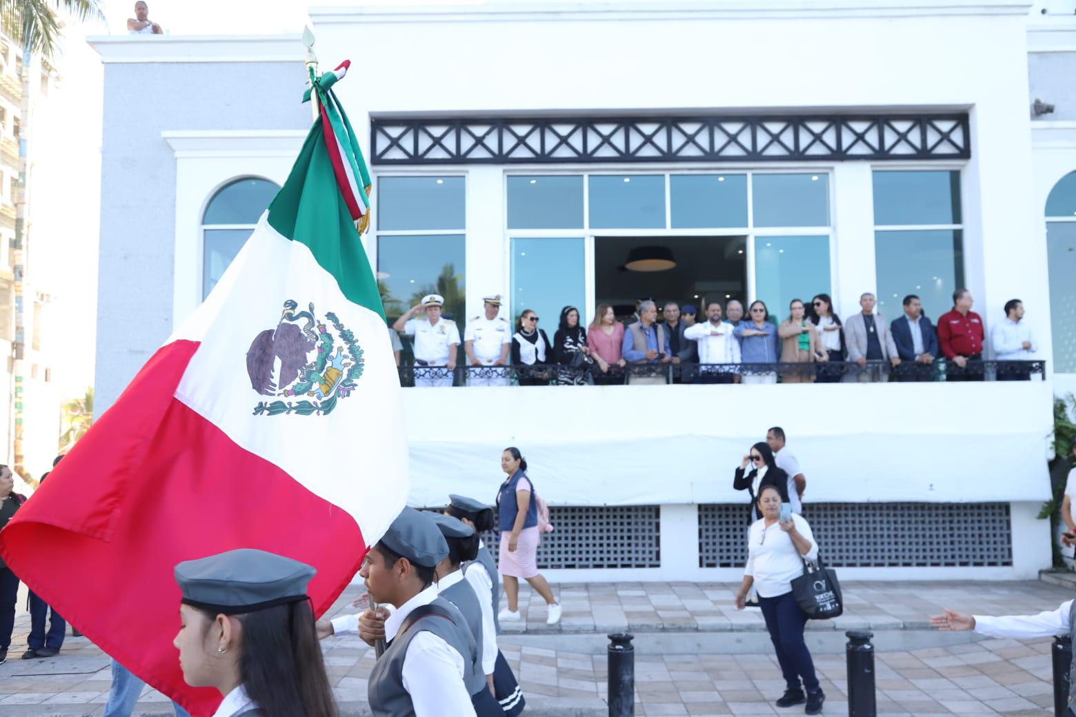 $!Participan más de 600 alumnos en el desfile conmemorativo del Día de la Bandera en Mazatlán