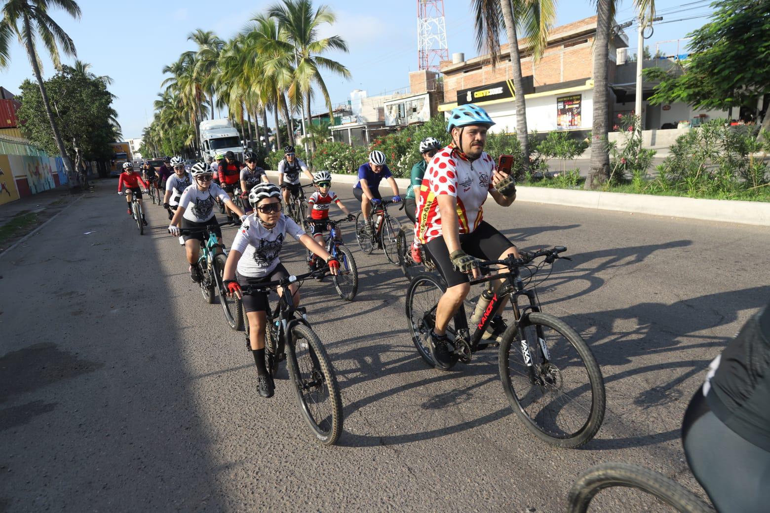 $!Ciclistas se unen a los festejos de San Judas Tadeo con rodada matutina en Mazatlán
