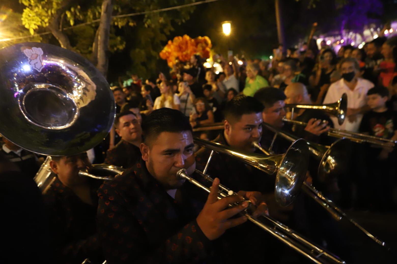 $!Catrinas, calaveras y almas de ultratumba encienden el ambiente festivo de la callejoneada en Mazatlán