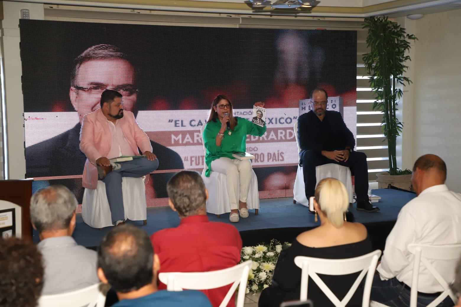 $!Presentan en Mazatlán el libro ‘El Camino de México’, de Marcelo Ebrard