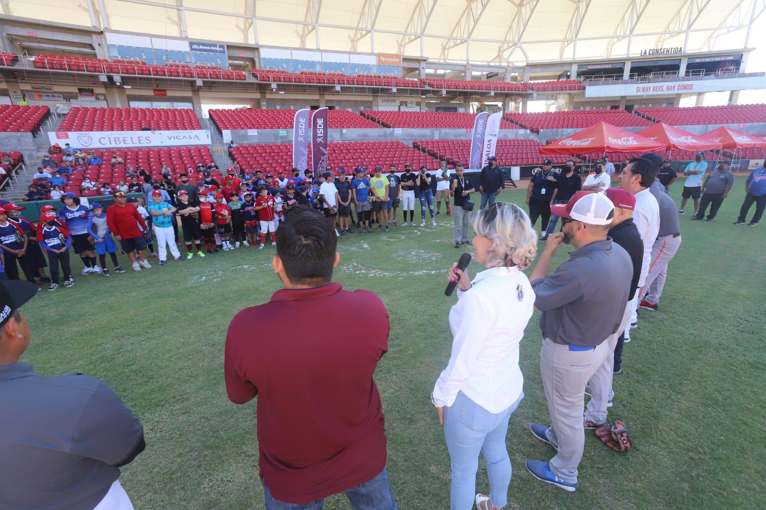 $!Juan José Pacho y ex peloteros profesionales imparten clínica de beisbol en el Teodoro Mariscal