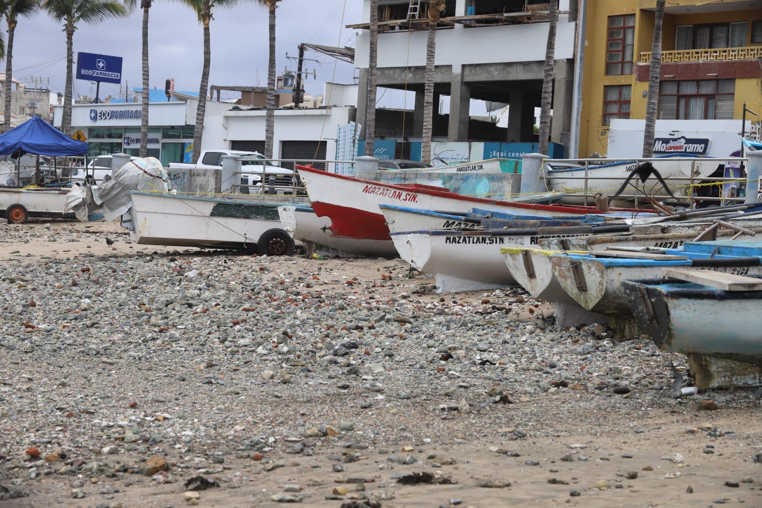 $!Con una semana de fuerte oleaje se mantiene el mar de fondo en Mazatlán provocando residuos y riesgos en la costa