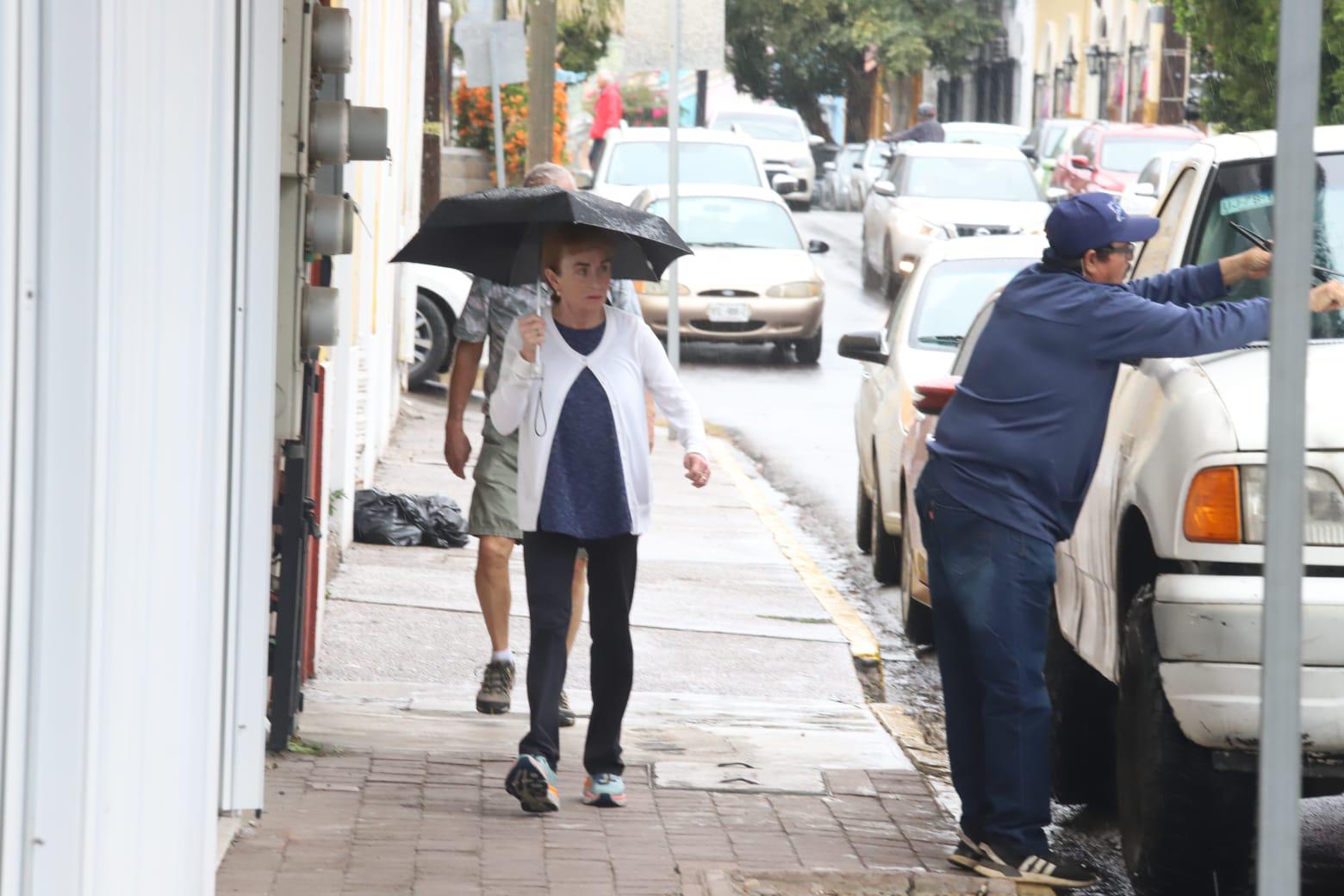 $!Pronóstico se cumple y cae lluvia en Mazatlán