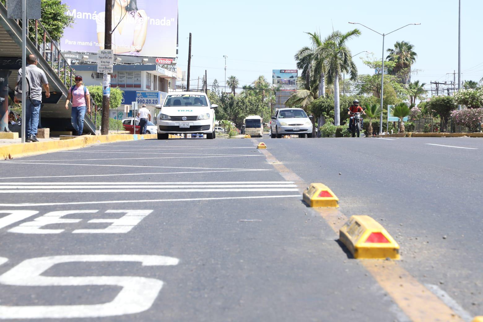 $!Al carril preferencial de Mazatlán ya le faltan más de 50 boyas delimitadoras