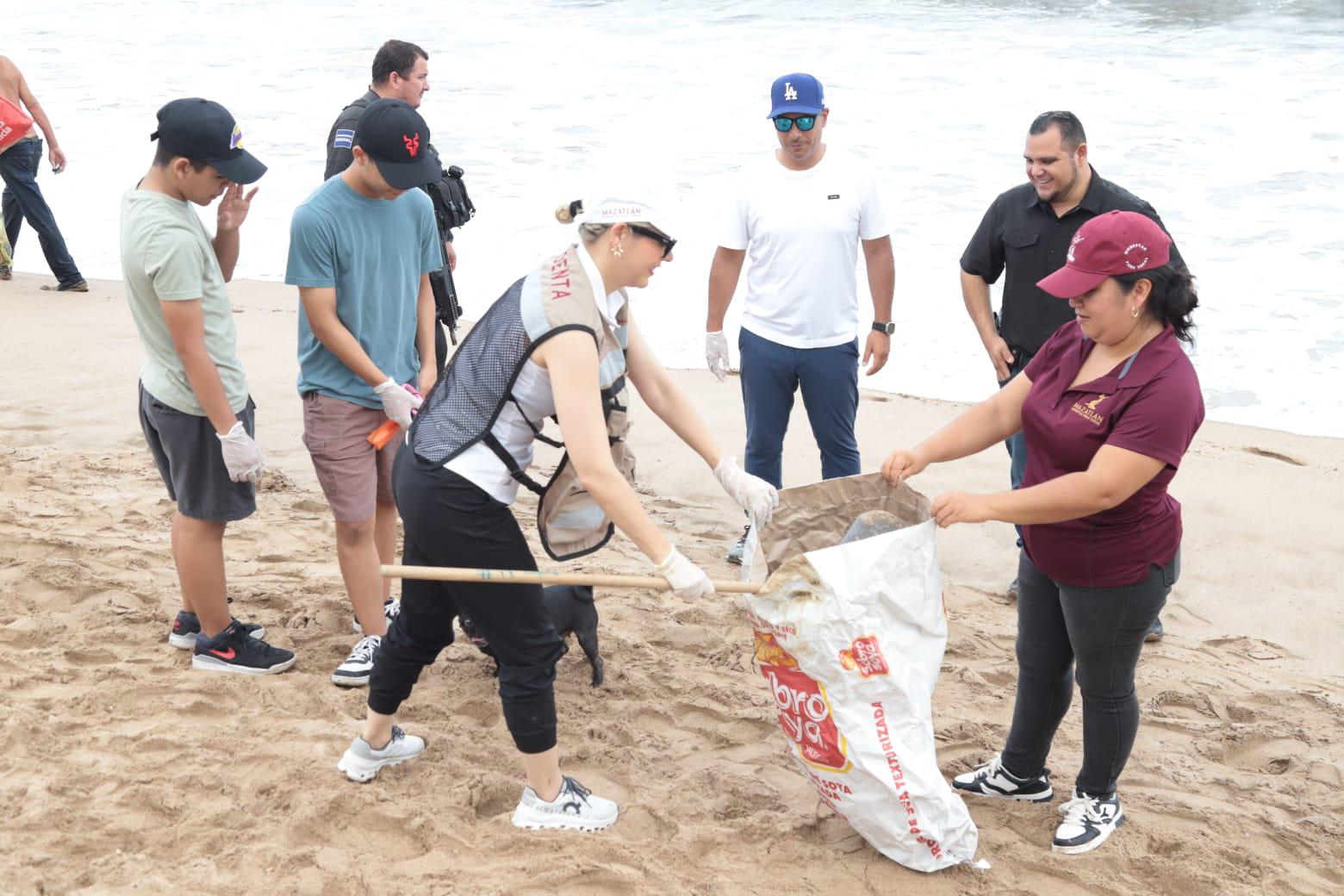 $!Tercera jornada sabatina de limpieza ‘Mazatlán, te quiero limpio’ reúne a ciudadanos, autoridades y sector turístico
