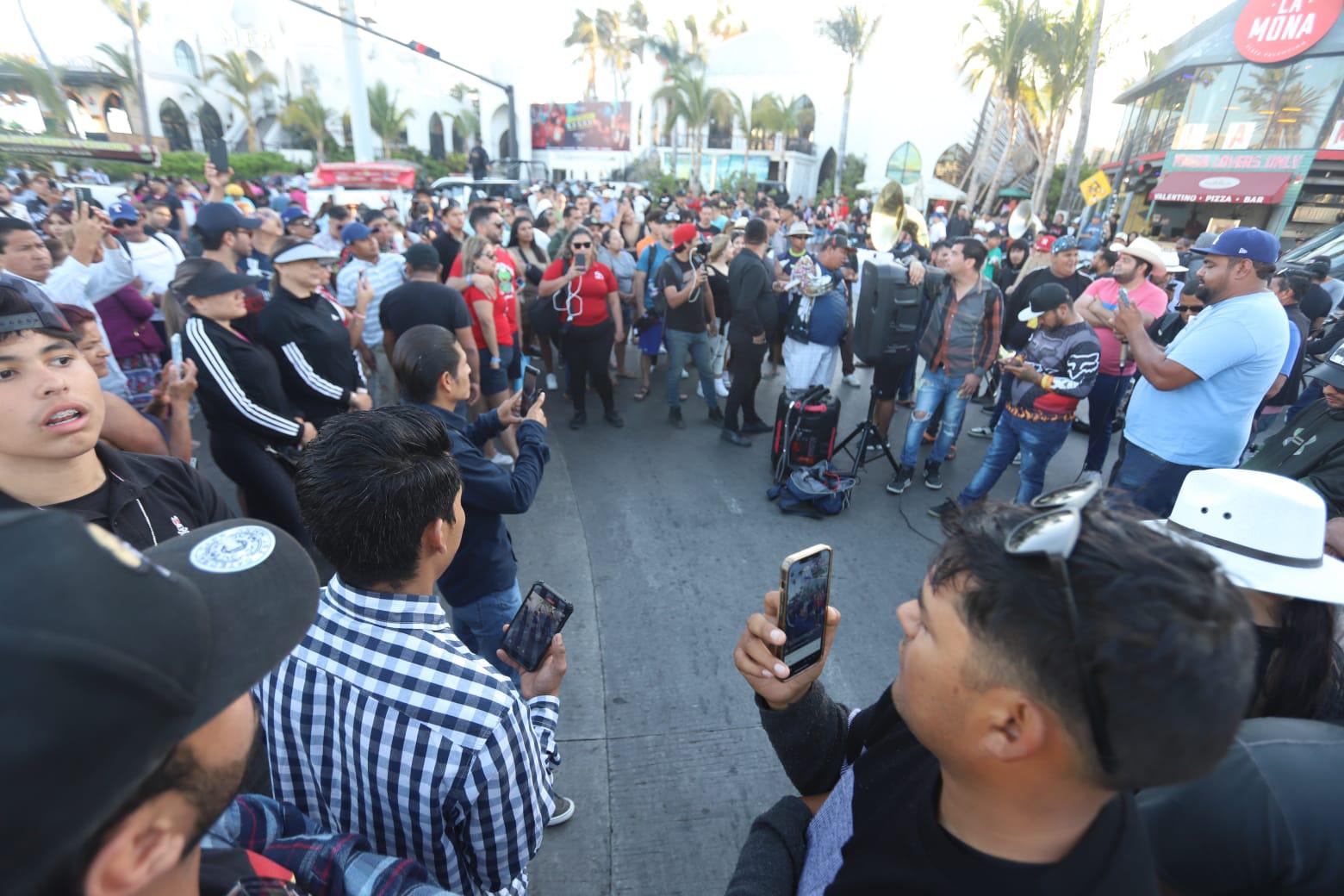 $!Tras ocho horas de protesta, músicos mantienen plantón en el malecón