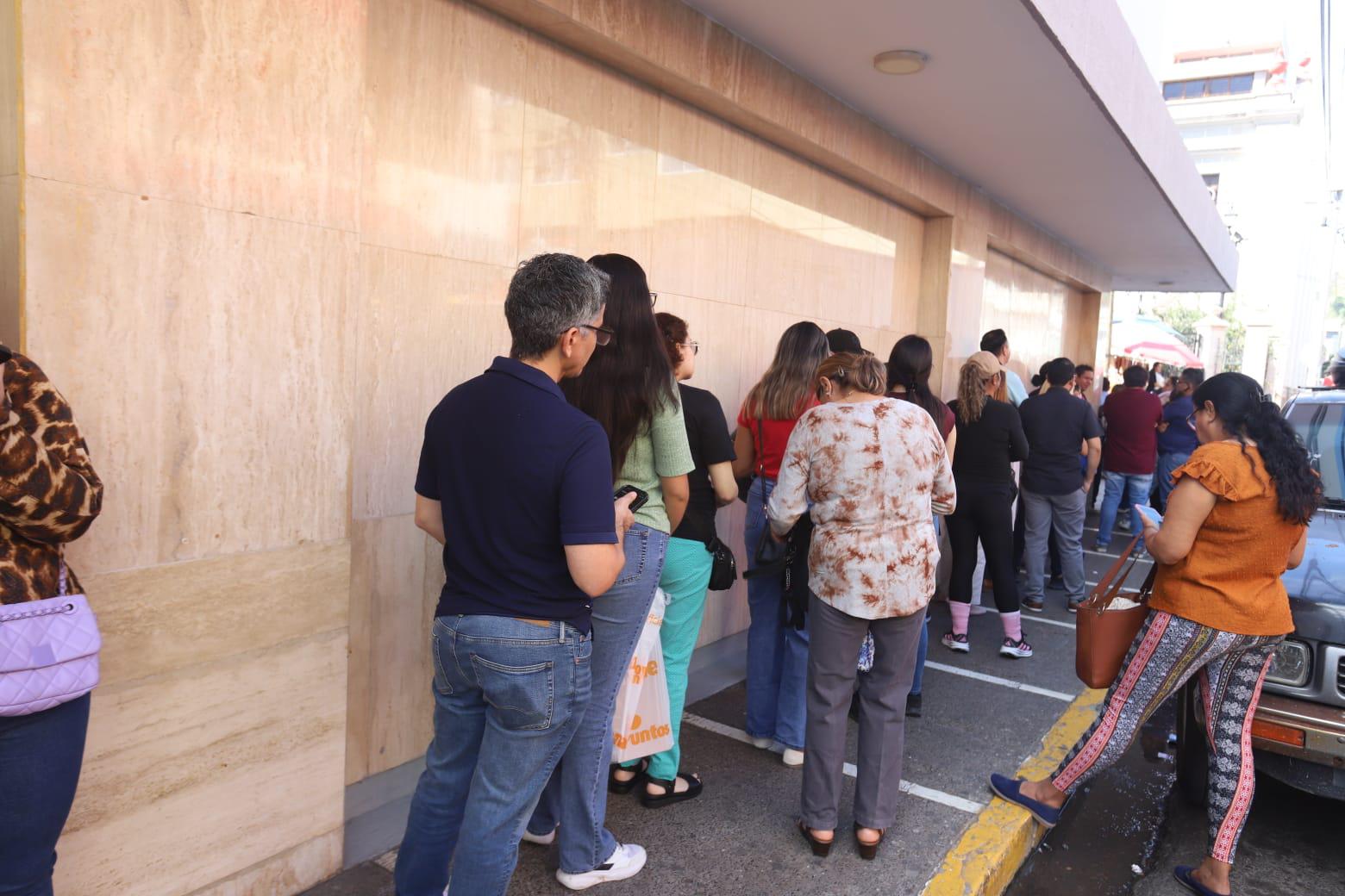 $!Se registran largas filas en Mazatlán buscando vacunarse contra el sarampión