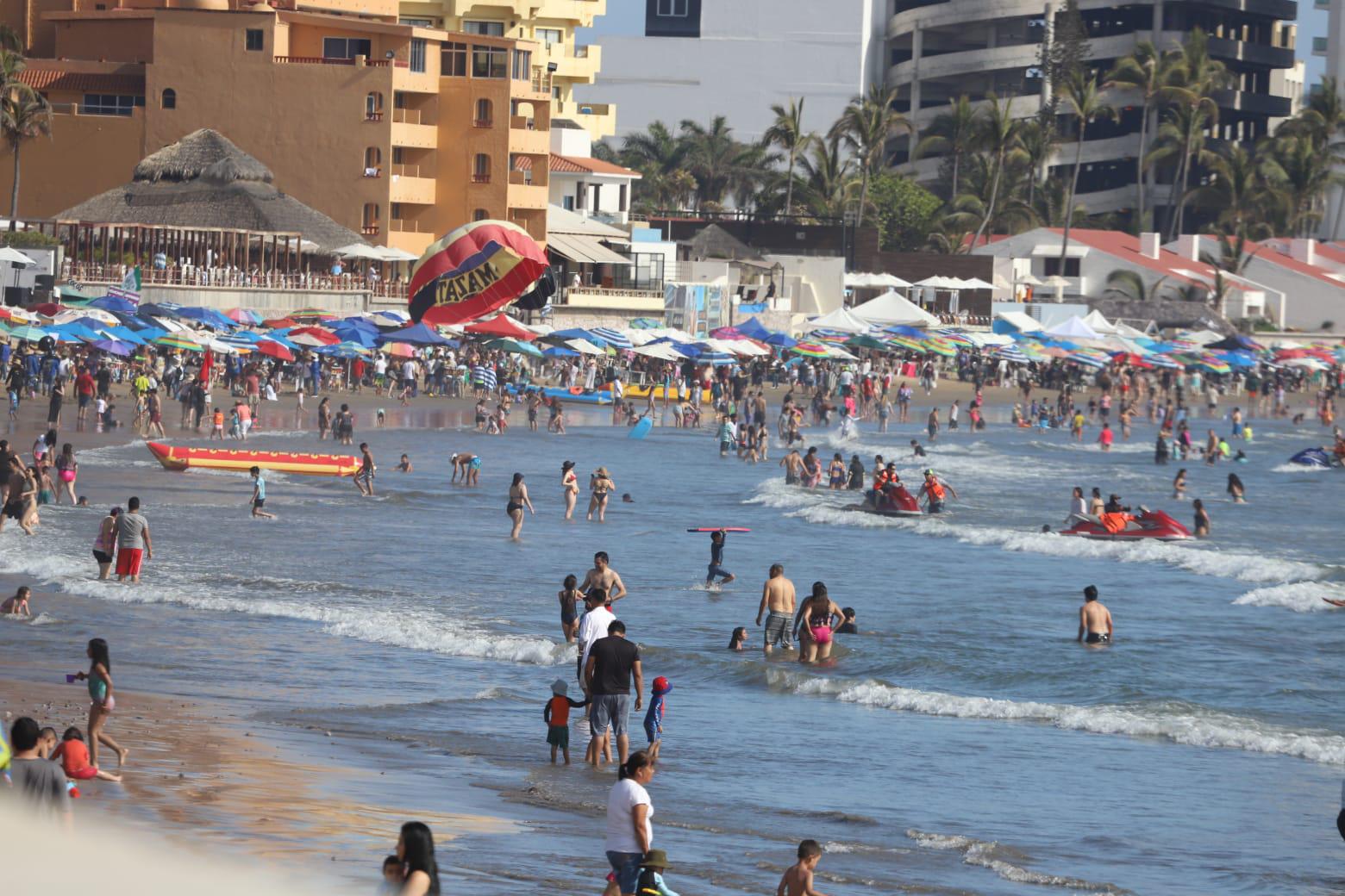 $!Disfrutan miles de personas de las playas de Mazatlán este Sábado de Gloria