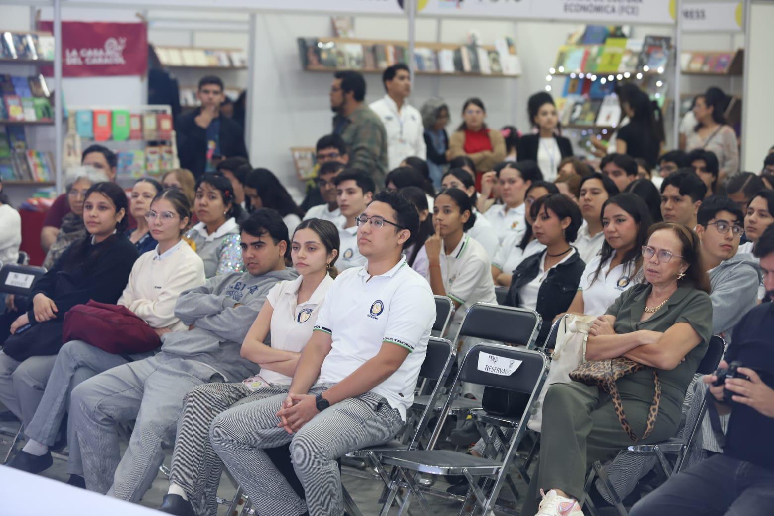 $!Estudiantes disfrutan de las actividades de lectura, talleres y presentaciones dentro de la feria.
