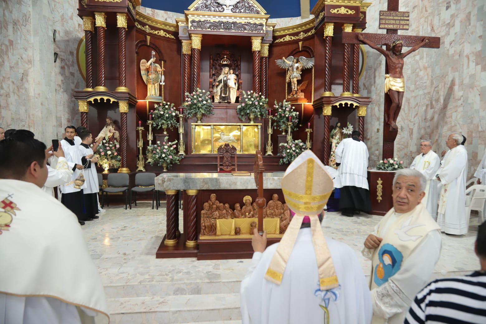 $!Obispo bendice nuevo retablo en parroquia del Carmen de la Juárez, en Mazatlán