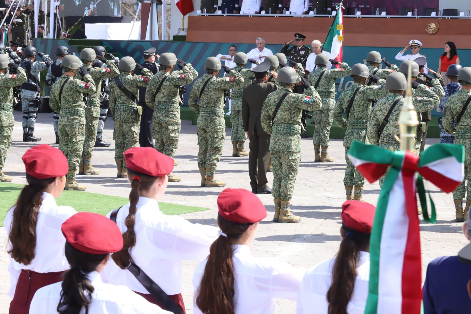 $!Encabeza AMLO celebración del Día de la Bandera en la Glorieta Sánchez Taboada de Mazatlán