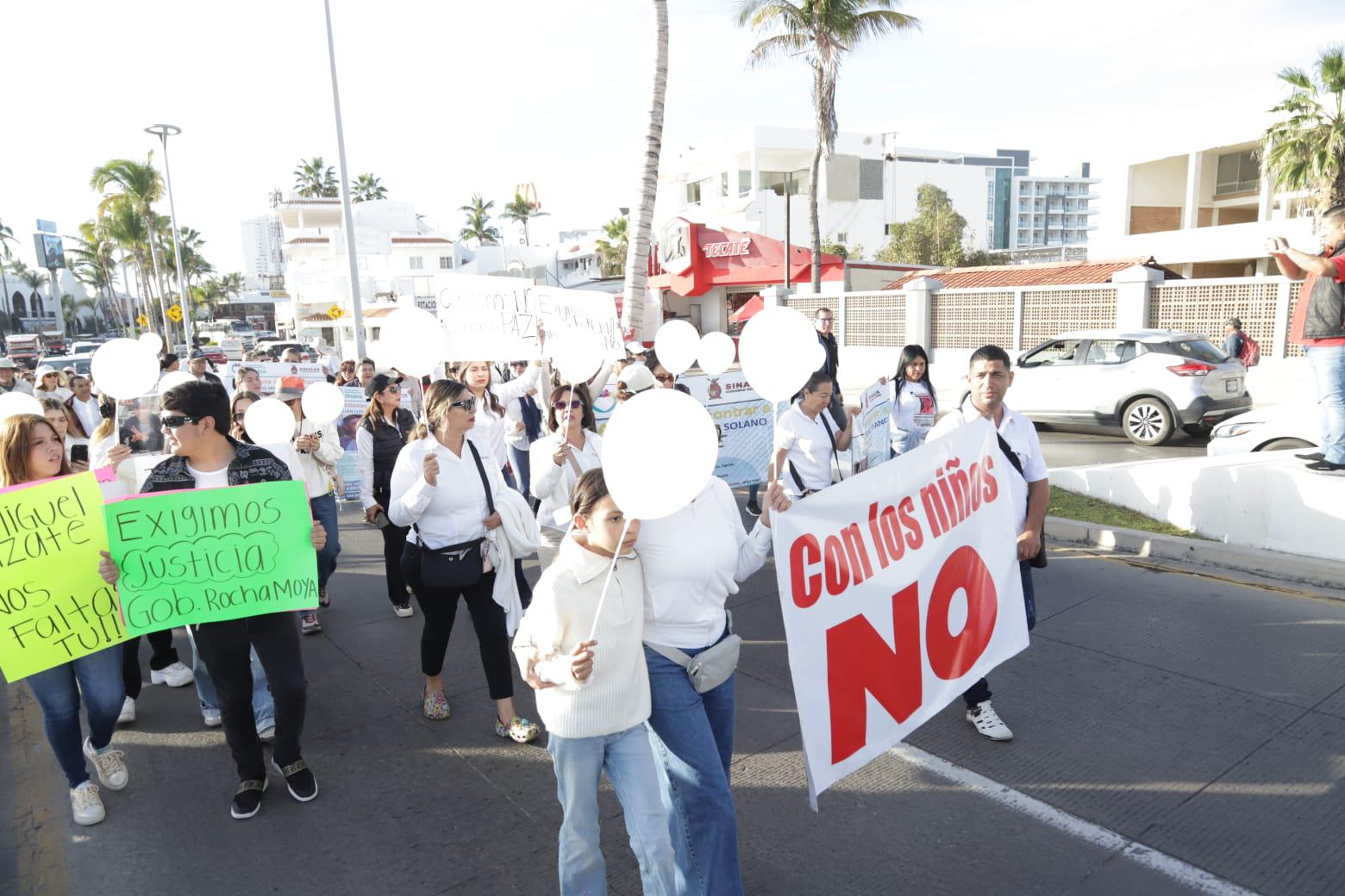 $!Al grito de ‘Con los niños No’, se une Mazatlán para exigir justicia por Gael y Alexander, muertos a balazos en Culiacán