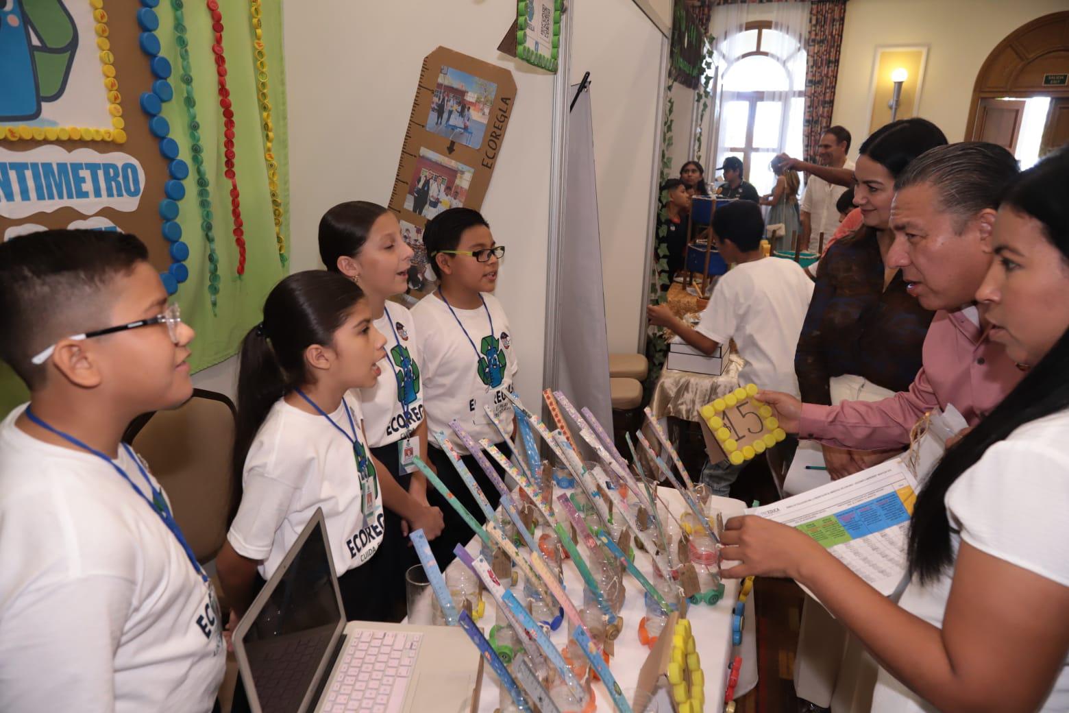 $!‘Pine Crafts’ y sus productos de residuos de pino brillan en el Concurso Juguemos a Emprender 2025