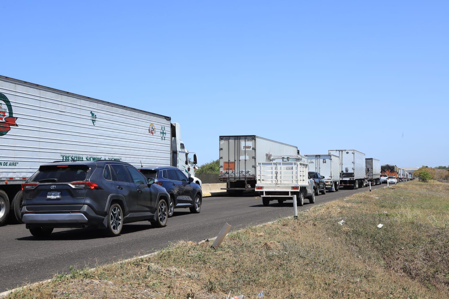 $!Vuelca camión de carga tras chocar contra otro en la autopista Mazatlán-Culiacán; el tráfico es lento