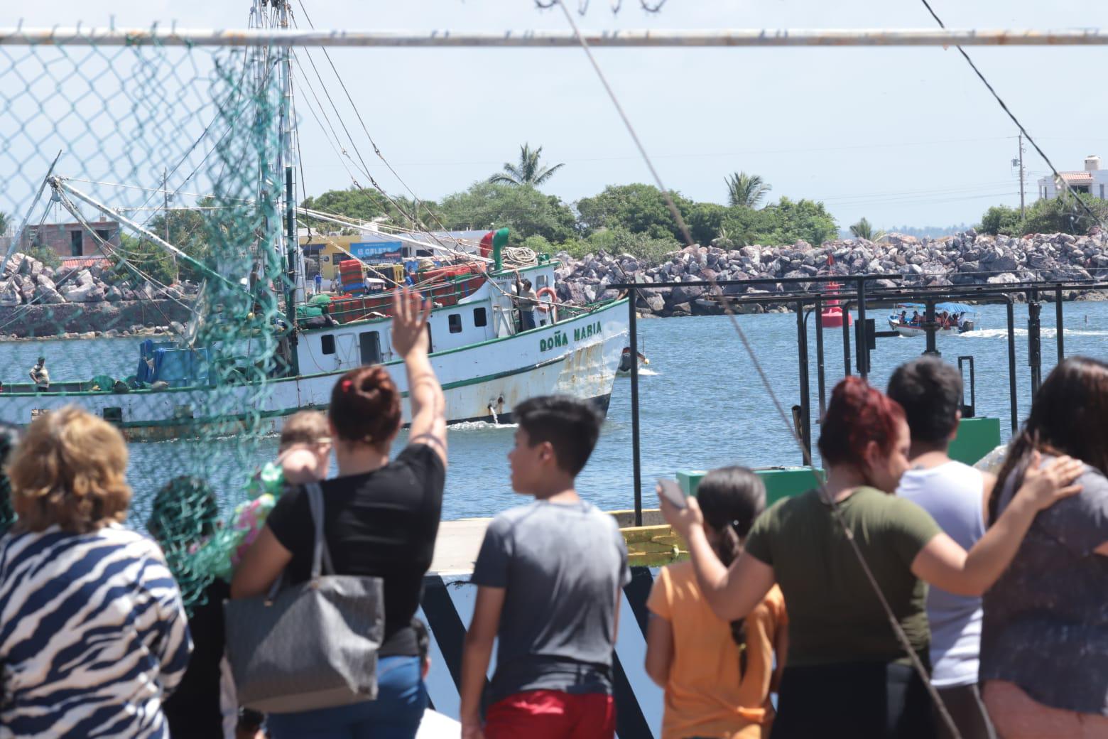 $!A horas del final de la veda, últimos barcos camaroneros salen vía lastre rumbo a altamar