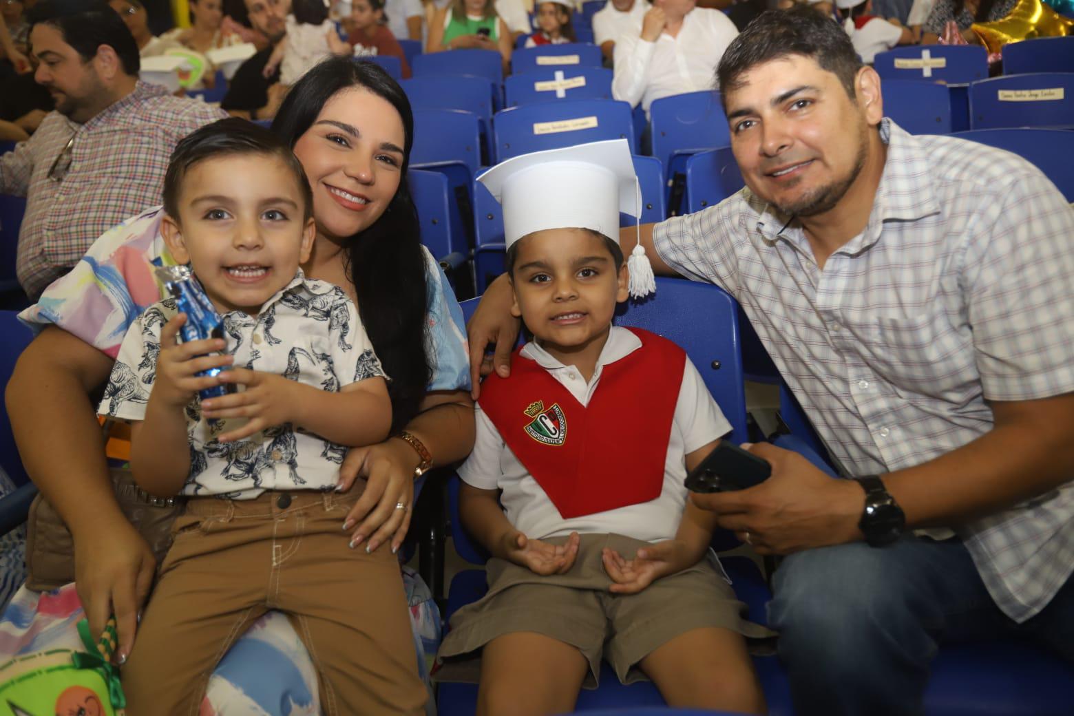 $!Bruno entre sus padres Ana Benítez y Alberto Bernal, y su hermano Alberto.