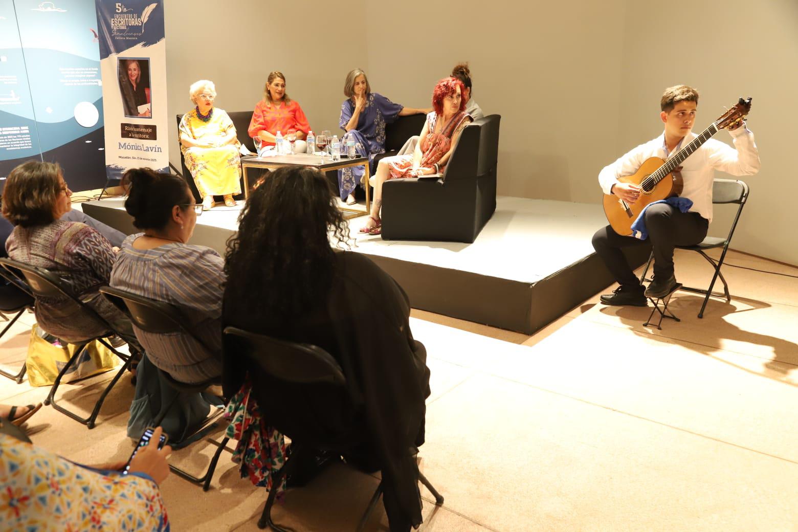 $!La parte musical se complementó con la intervención de tres guitarristas, alumnos de la Licenciatura en Música de la UAdeO, aquí Álex de la Vega, durante su presentación.