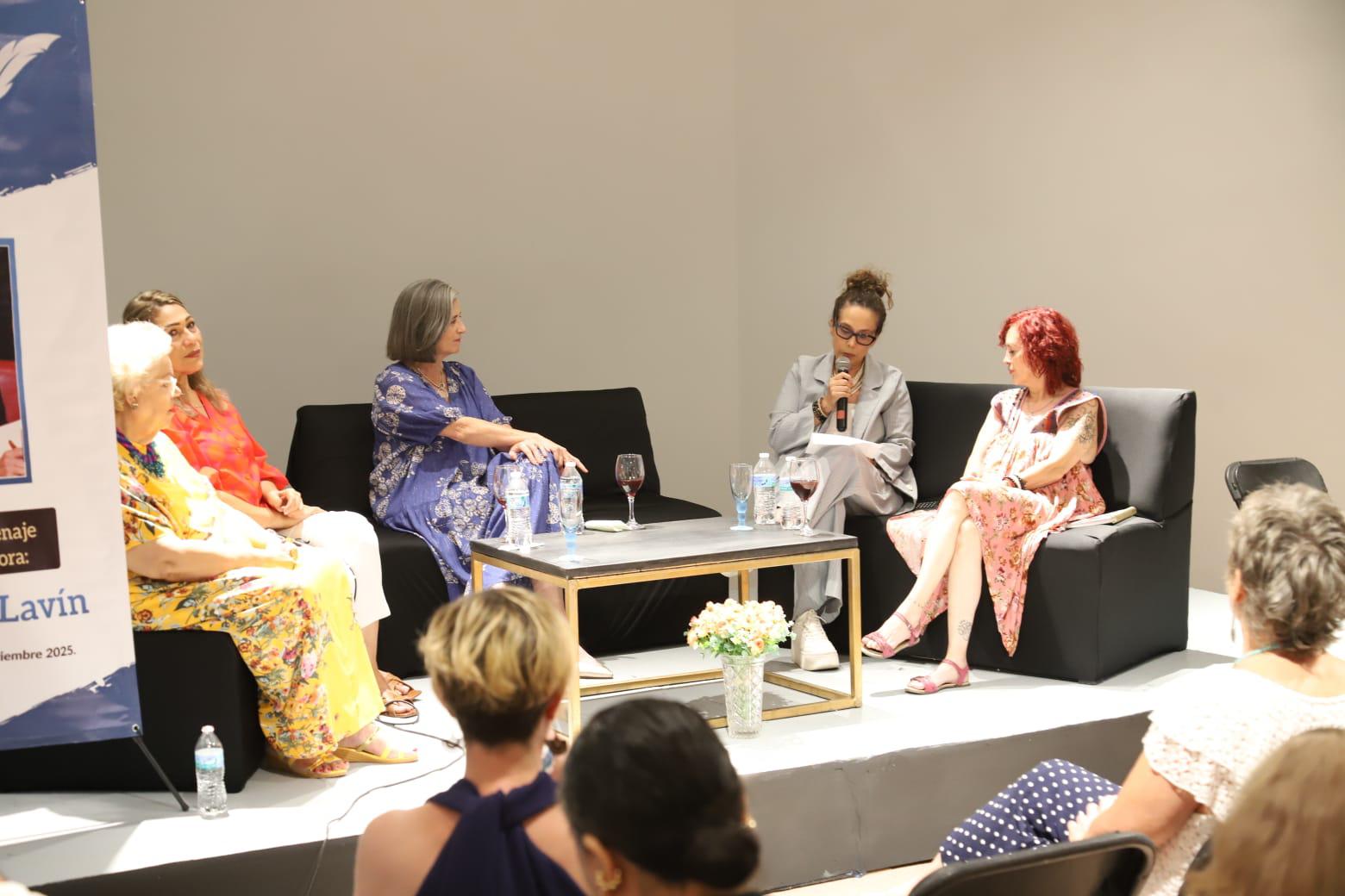 $!Leonor Ramírez al momento de hablar sobre su maestra en el taller Voces del Archipiélago.