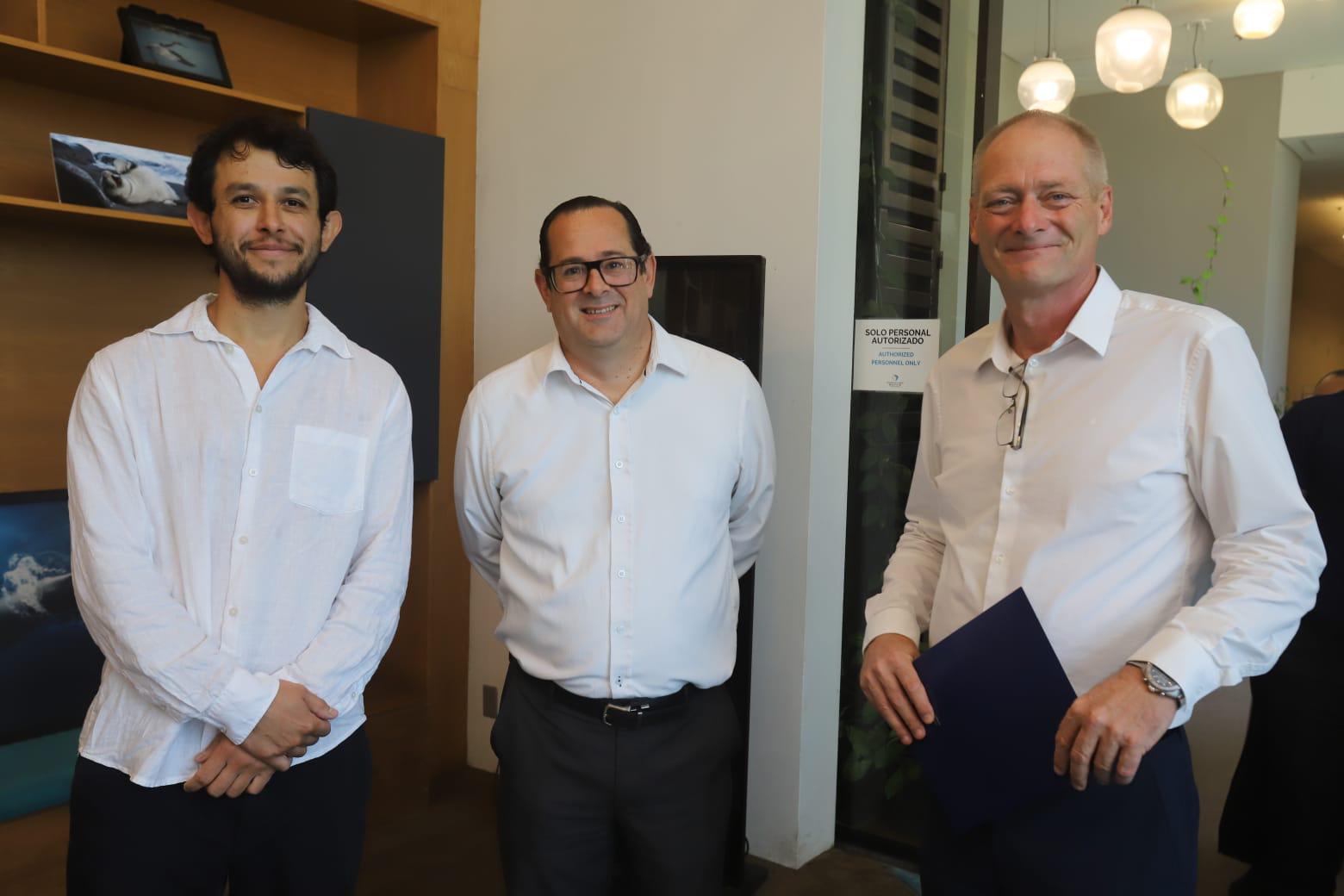 $!Édgar Eduardo Becerril junto a Rafael Lizárraga y Simon Norris, director ejecutivo y general, respectivamente, del Gran Acuario Mazatlán Mar de Cortés.