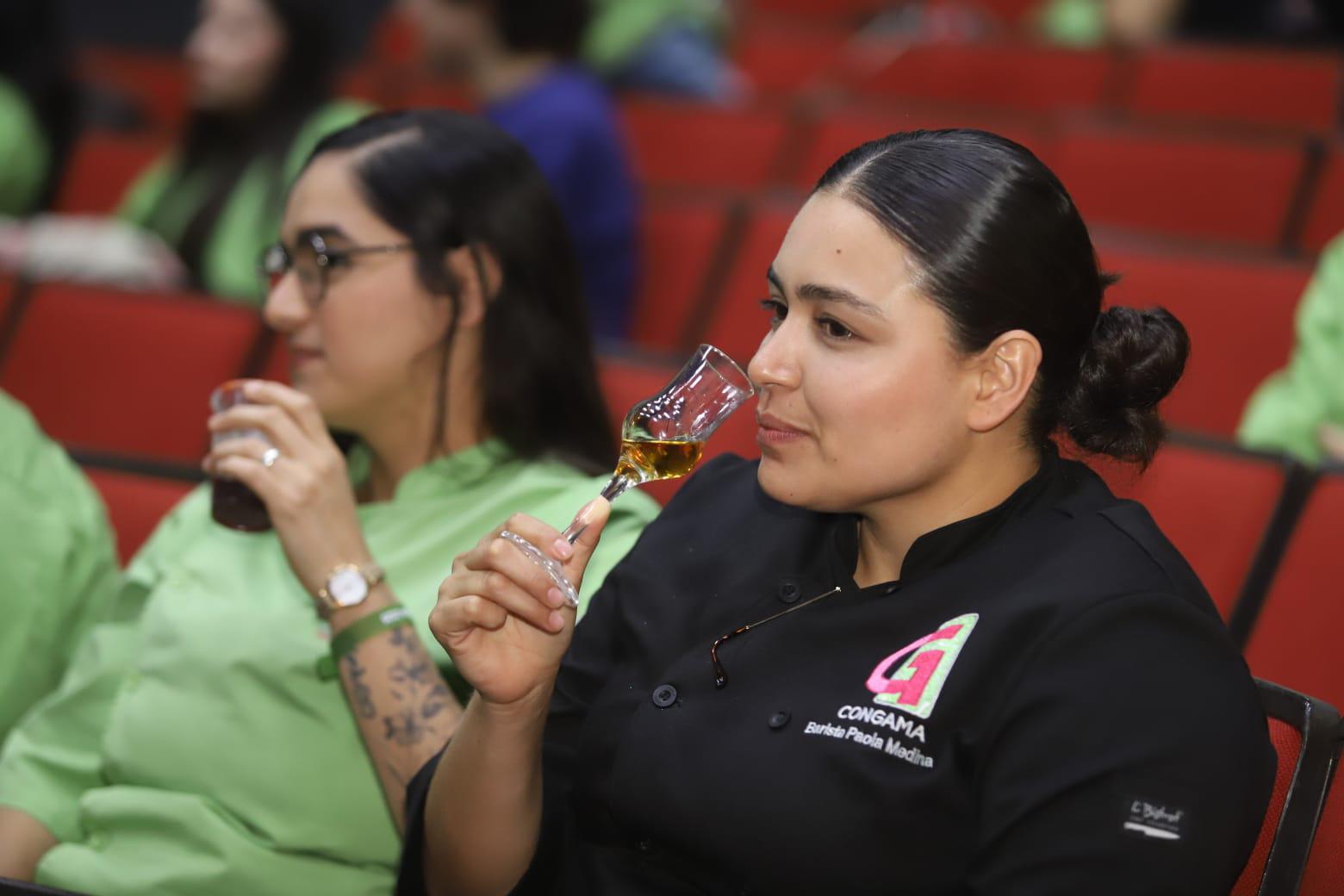 $!Comparte Norma Bañuelos Alvarado su pasión por el agave con jóvenes estudiantes