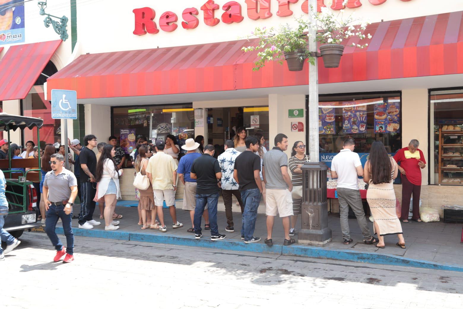 $!Presentan algunos restaurantes gran afluencia de comensales este Día del Padre