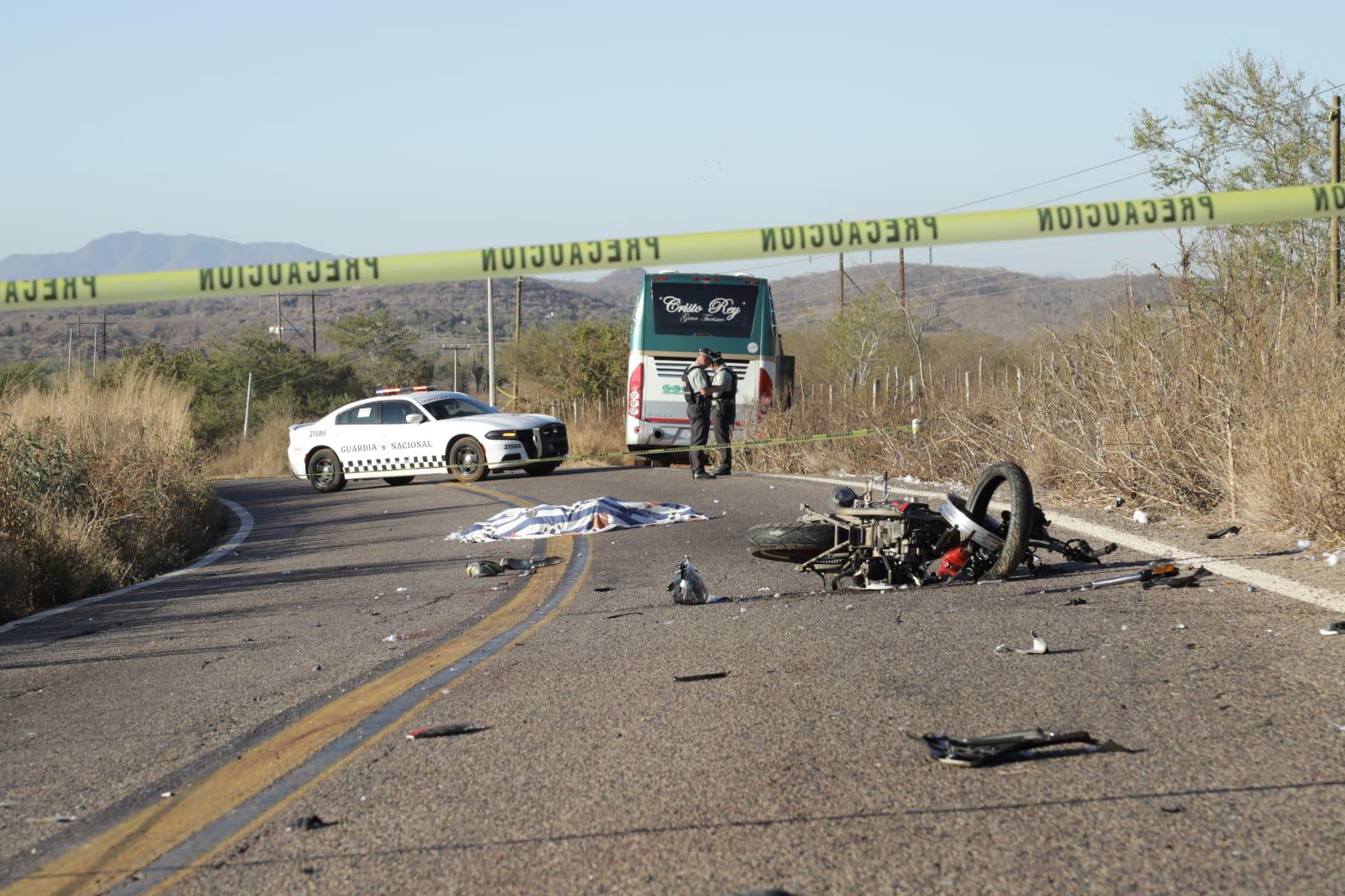 $!Un muerto y un herido grave tras choque de una moto contra un autobús en la Libre Mazatlán-Culiacán