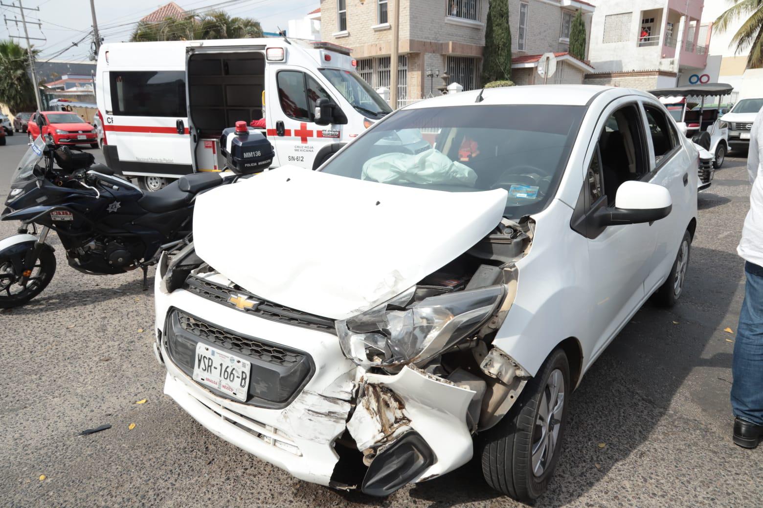 $!Fuerte carambola y volcadura deja 5 menores lesionados, en Mazatlán