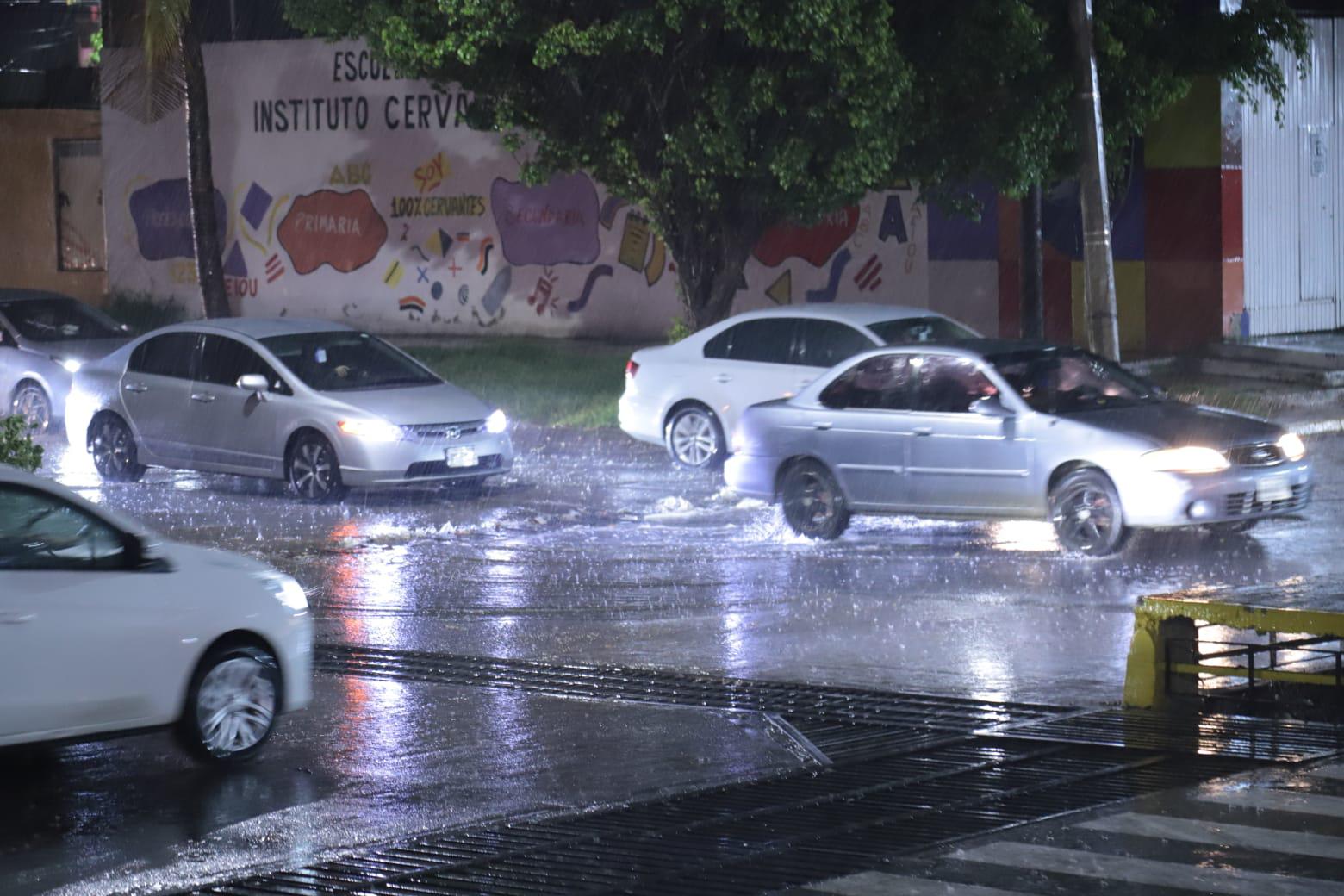 $!Cae fuerte lluvia, acompañada de rachas de viento, en Mazatlán