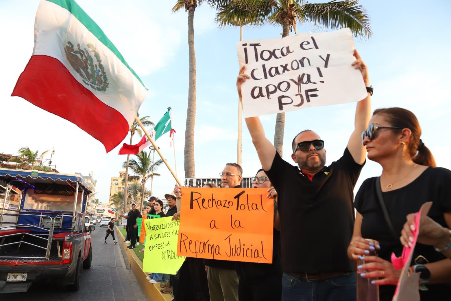 $!Marchan en Mazatlán por la defensa de la autonomía del Poder Judicial