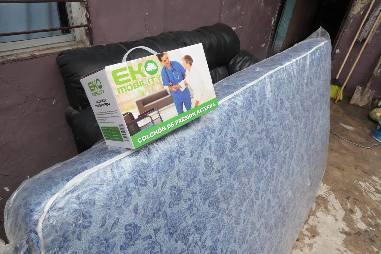 $!Recibe Teresa Rojas dos colchones para su hija San Juanita tras donativo de lector de Noroeste