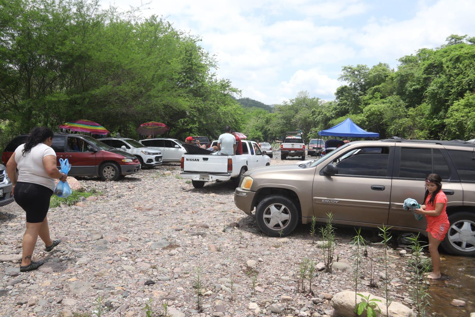 $!Huyen mazatlecos del calor y disfrutan del día en El Magistral y el Presidio