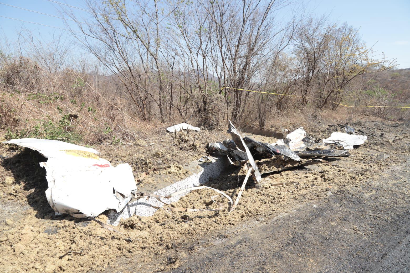 $!Tráiler cisterna vuelca y se incendia en la Autopista Durango-Mazatlán; el conductor murió carbonizado