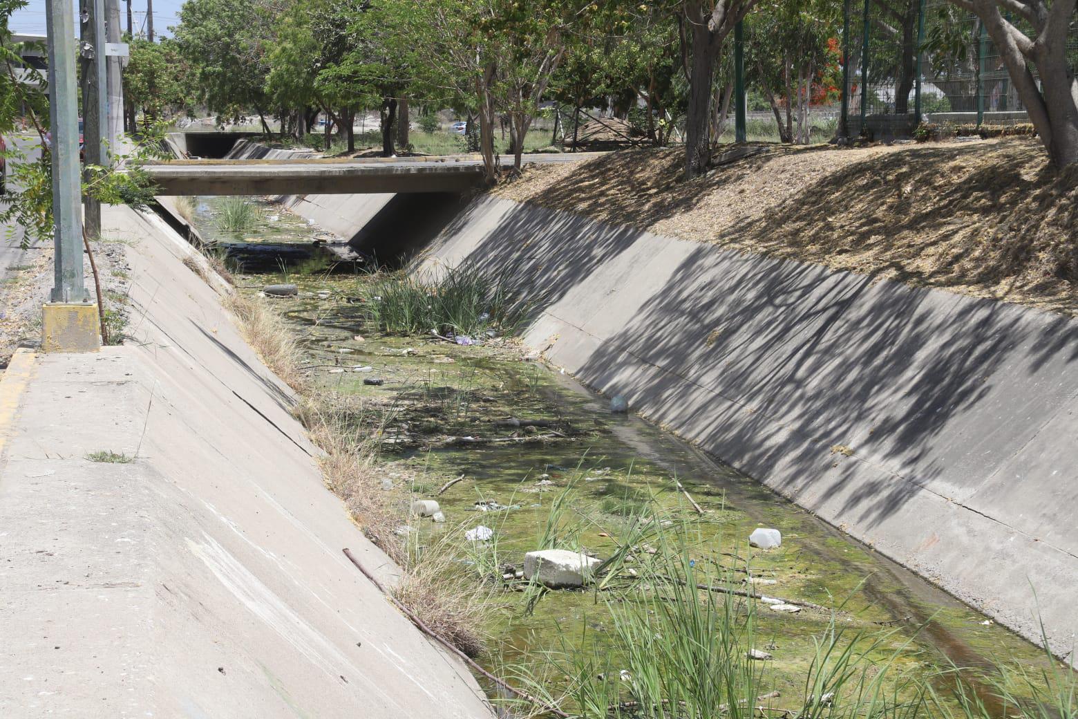 $!Canales pluviales de Mazatlán se han convertido en vertederos de desechos