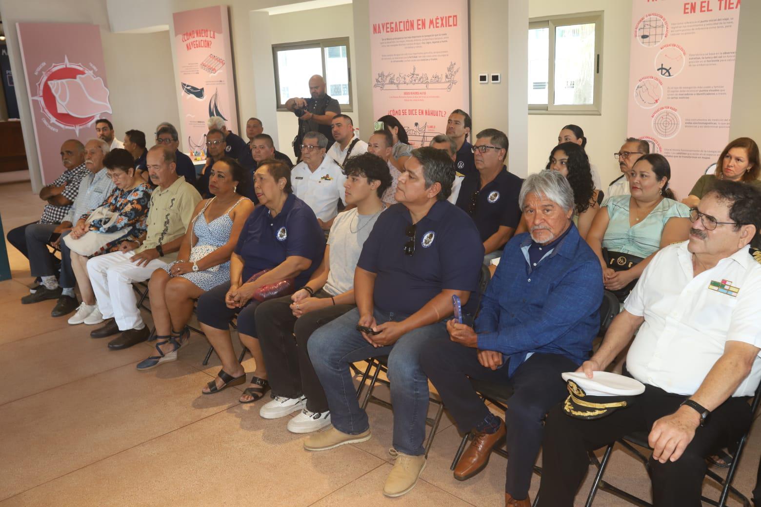 $!Develan el velero ‘El Patrón’ en honor a Juan Vázquez Reséndiz en la Casa del Marino