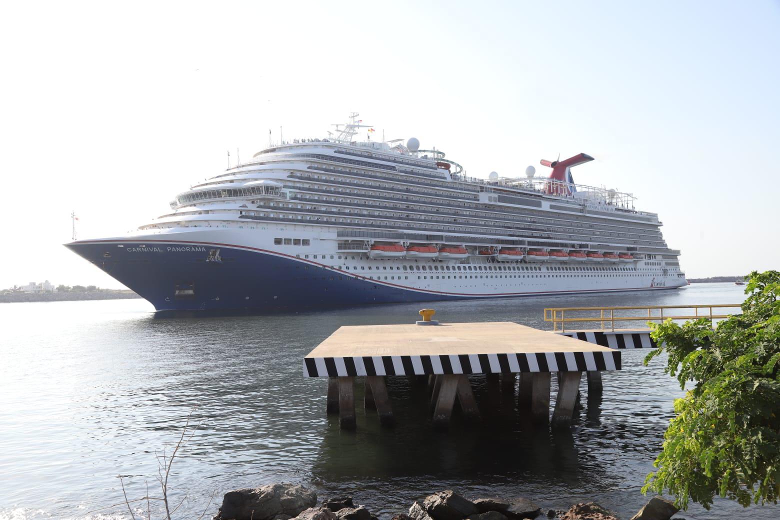 $!Recibe Mazatlán tres cruceros con más de 8 mil turistas