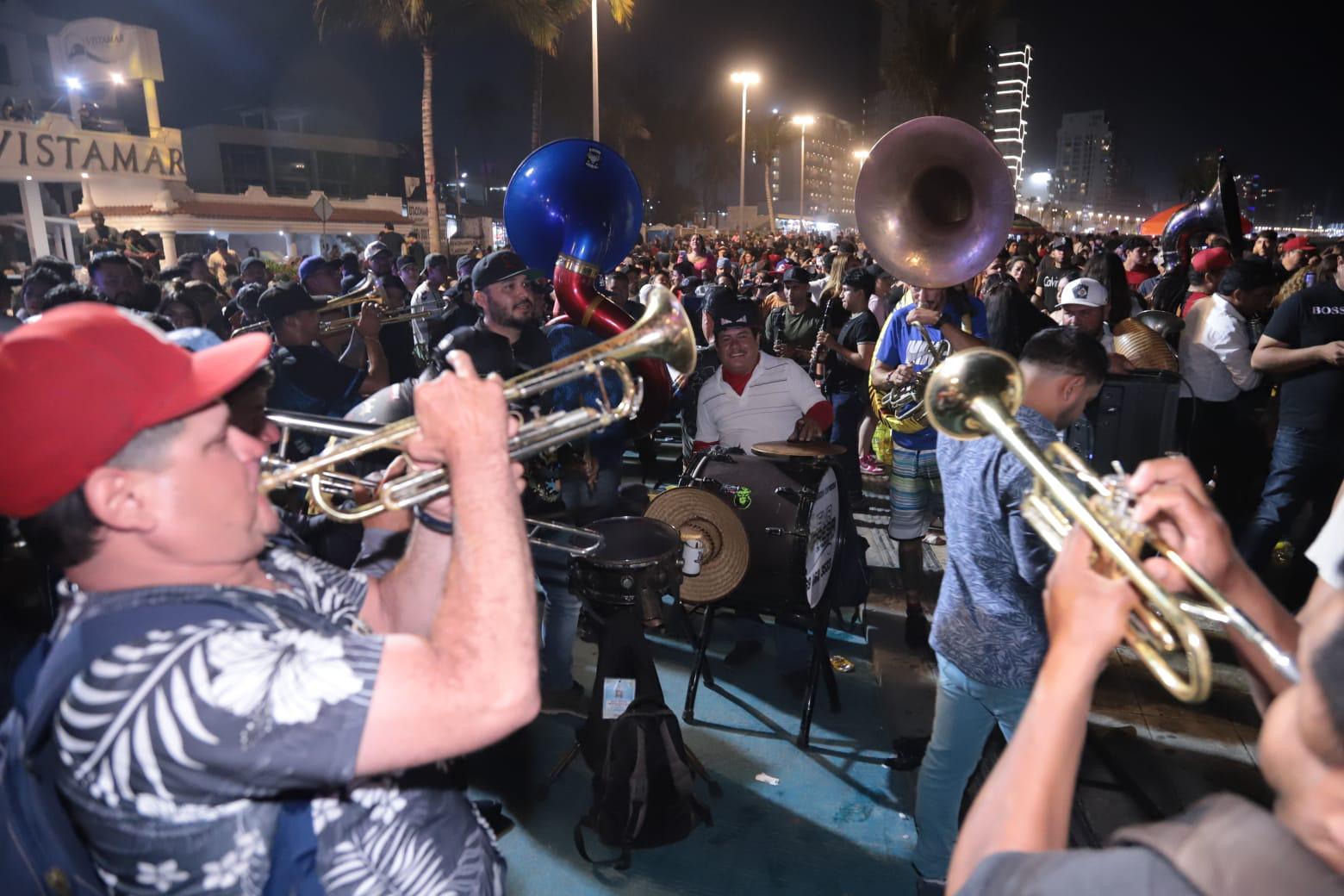 $!Bikers continúan la fiesta en Mazatlán para despedir la Semana de la Moto
