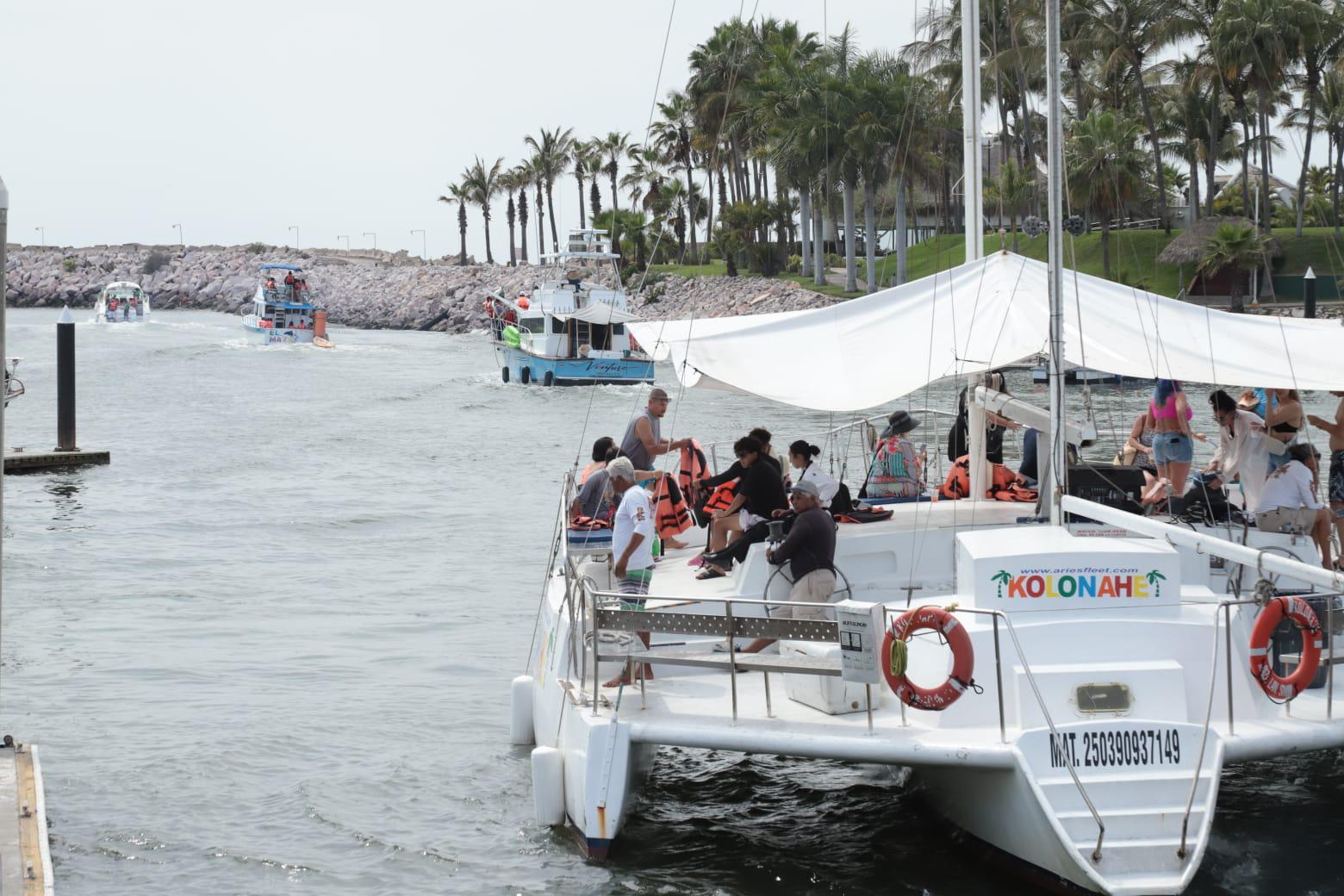 $!Regulan velocidad, sonido y chalecos en catamaranes y yates en la Marina, en Mazatlán