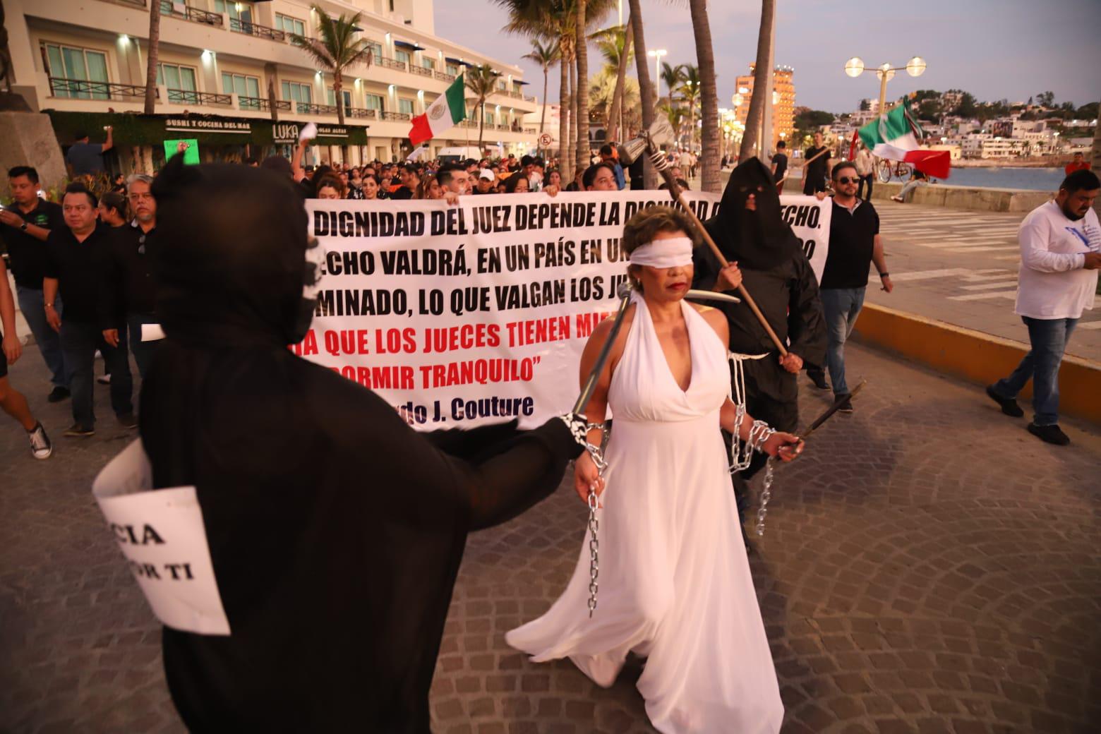 $!Marchan en Mazatlán por la defensa de la autonomía del Poder Judicial