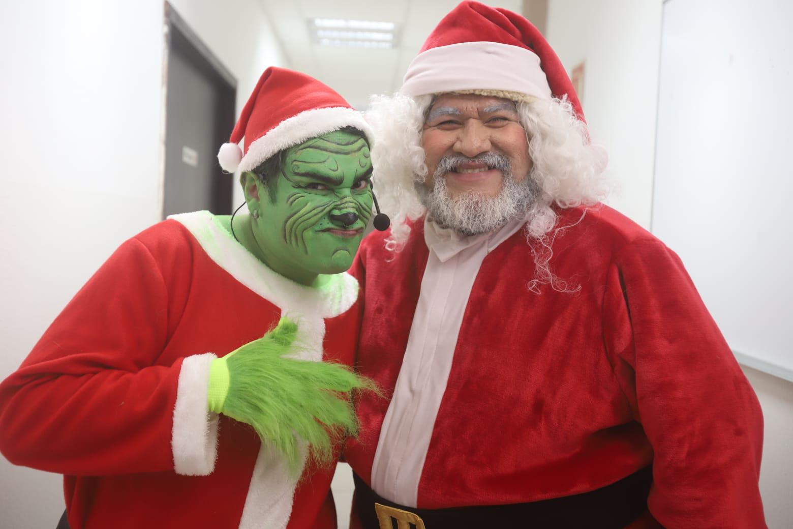$!Omar Gutiérrez y Ezequiel Ojeda, personificaron a El Grinch y a Santa Clos.