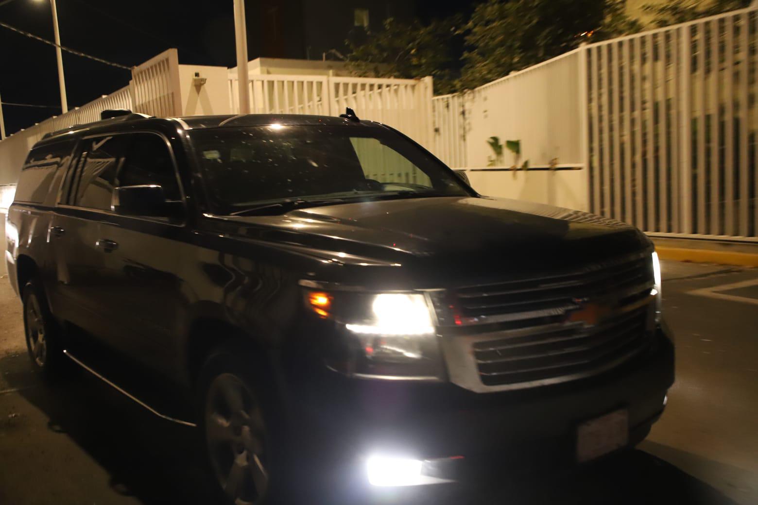 $!A bordo de esta camioneta se traslada López Obrador hacia el hotel El Cid.