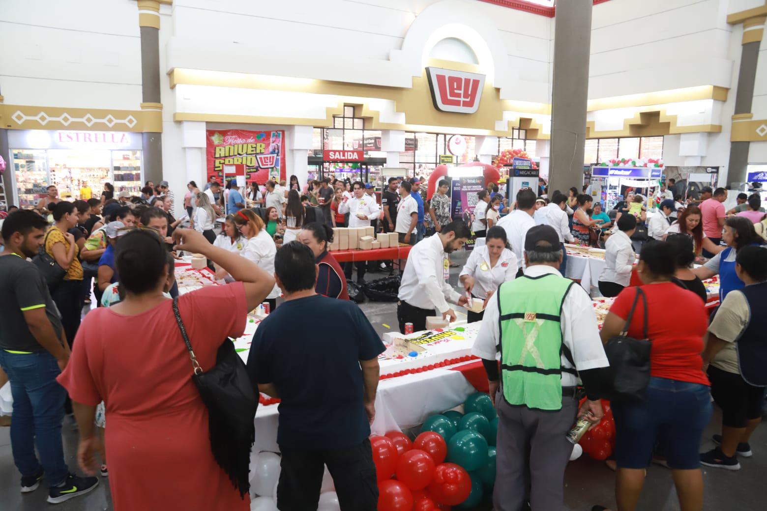 $!Casa Ley celebra con un pastel en Mazatlán su 69 aniversario