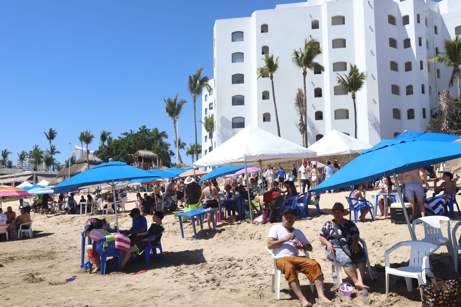 $!Disfrutan miles de personas de las playas y atractivos de Mazatlán en este Jueves Santo