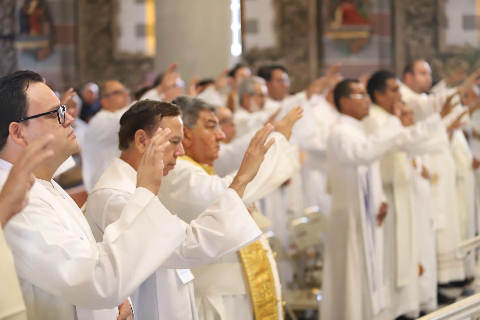 $!Presbíteros de la Diócesis de Mazatlán renovaron sus votos sacerdotales durante la solemne Misa Crismal.