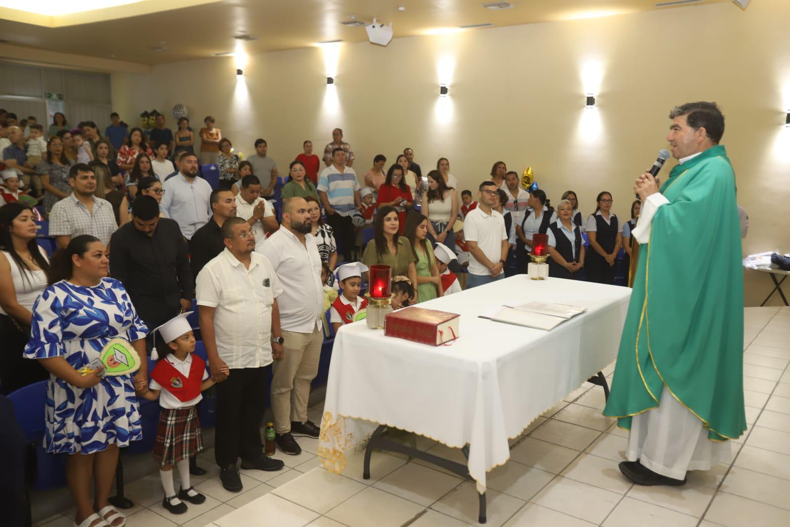 $!El Padre Carlos Zamora López ofició la misa de acción de gracias.