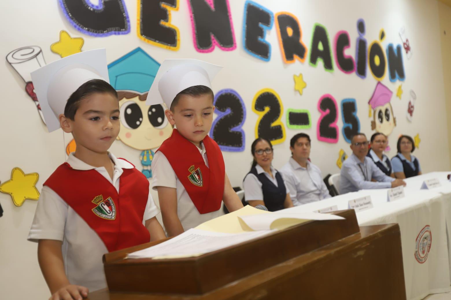 $!Los pequeños alumnos Rodrigo y Nicolás fungieron como maestros de ceremonia.