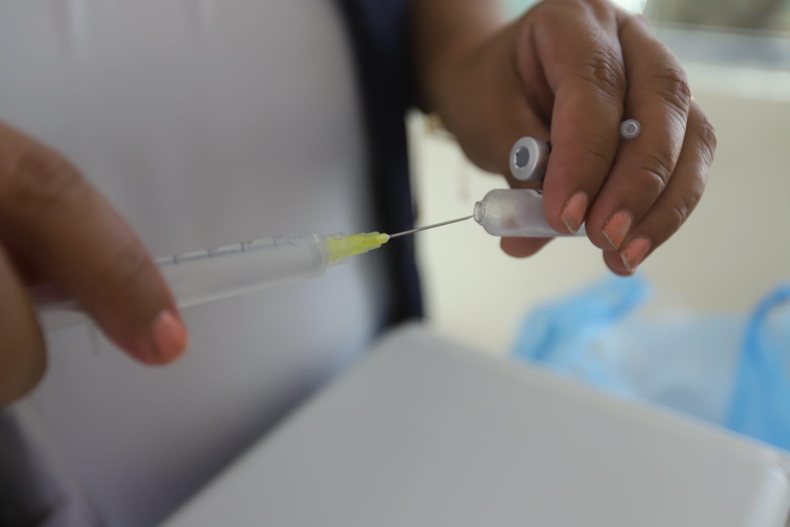 $!Se registran largas filas en Mazatlán buscando vacunarse contra el sarampión