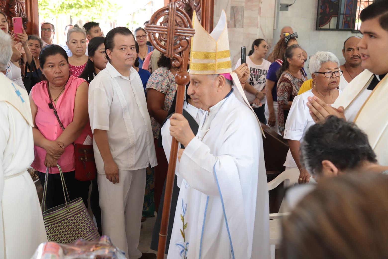 $!Obispo bendice nuevo retablo en parroquia del Carmen de la Juárez, en Mazatlán