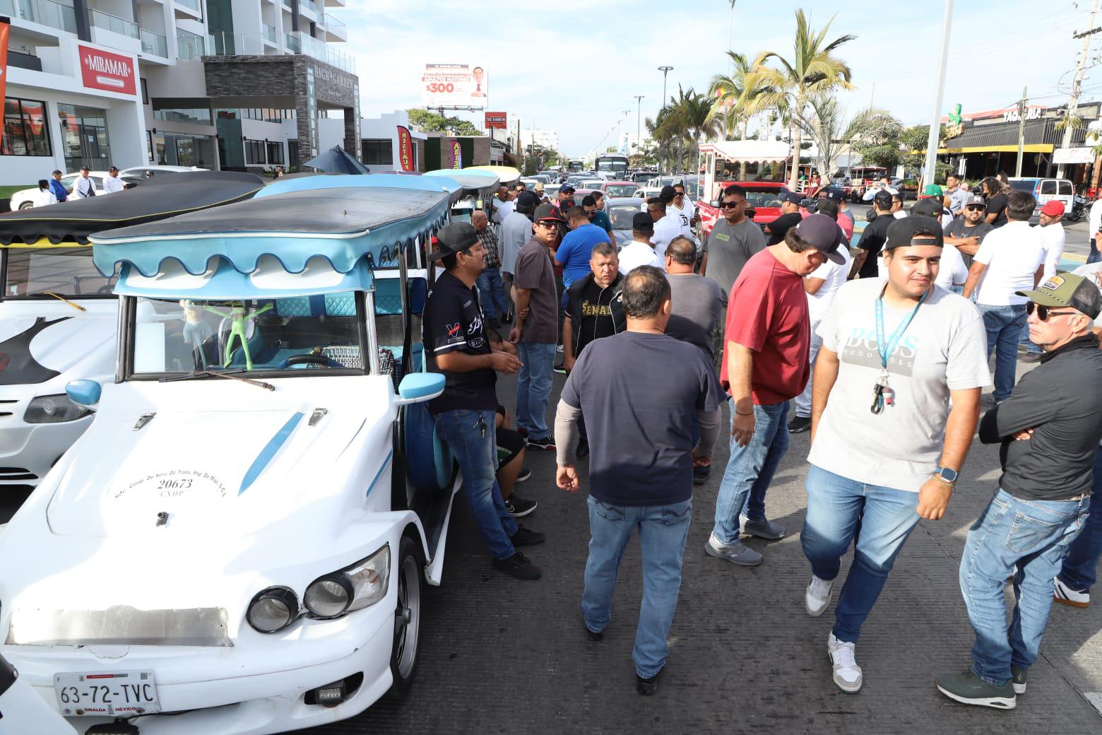 $!... Y ahora aurigueros y pulmoneros bloquean la Rafael Buelna y ‘ahorcan’ la vialidad en la zona turística