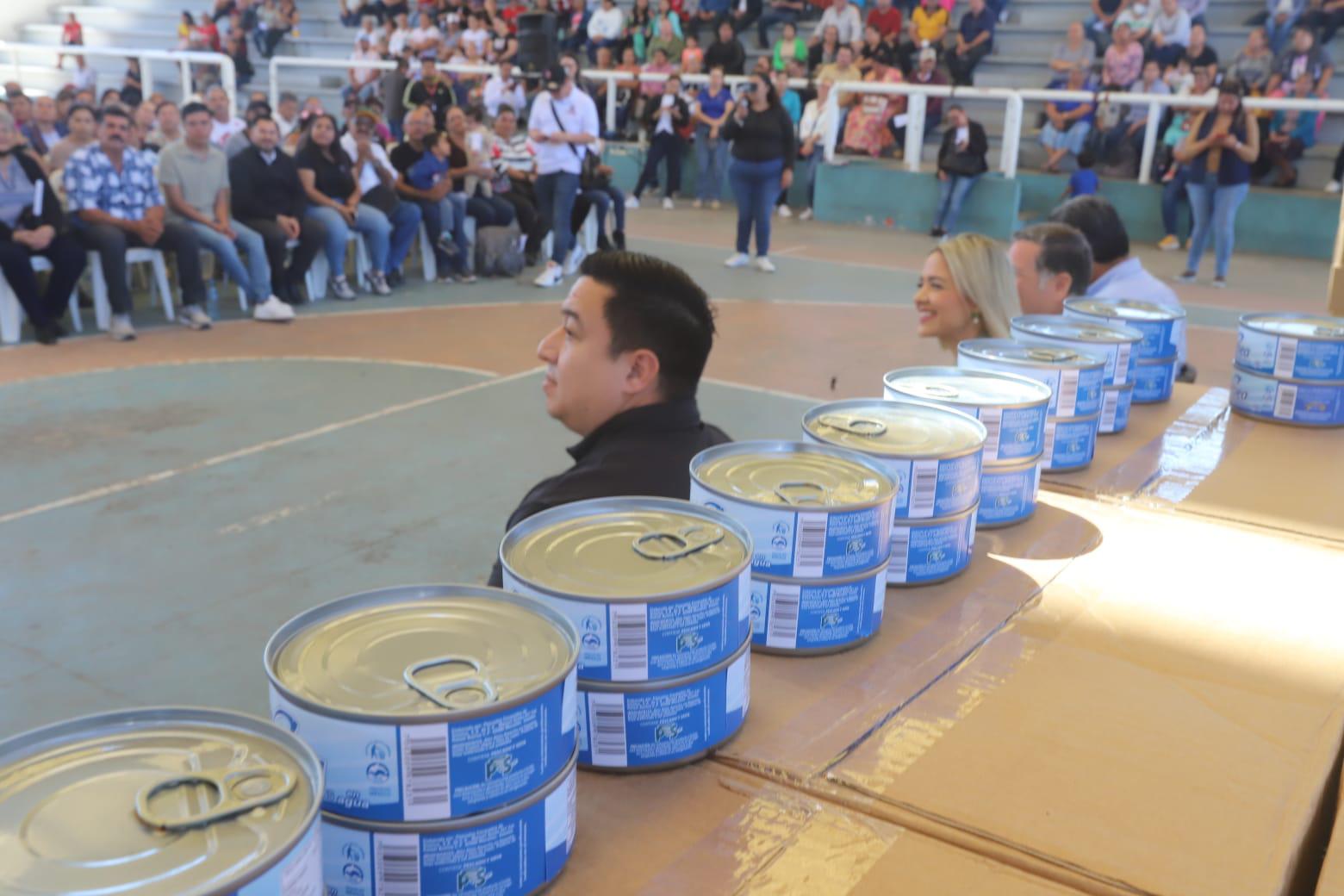$!Entregan 10 toneladas de Latas de Atún a personas de la zona rural de Mazatlán